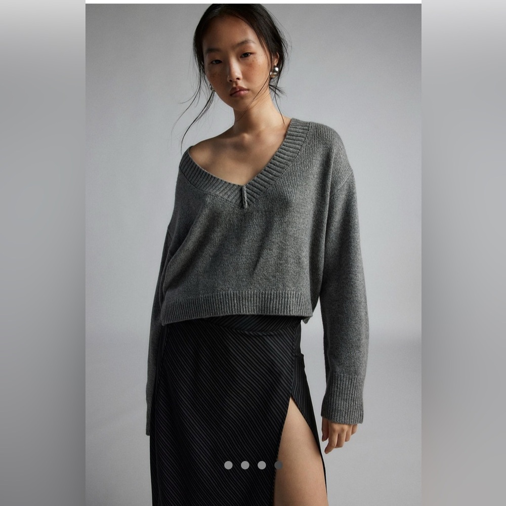 Urban Outfitters Gray V-Neck Women's Sweater